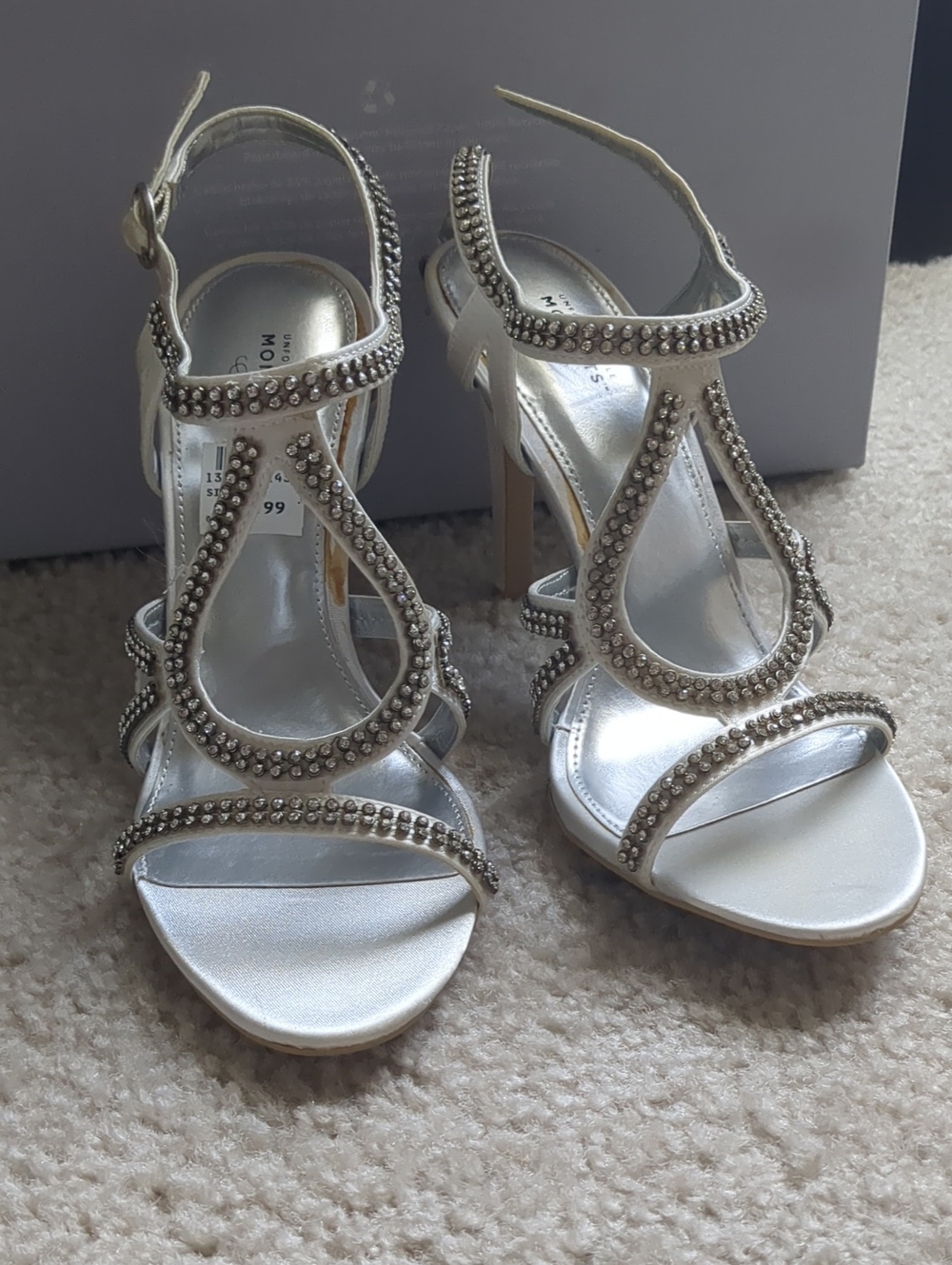 New Unforgettable Moments Beaded Satin Silver Women's T-Strap Heel Sandals Sz 7